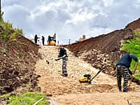 Работы по благоустройству территории малого пруда в Канаше продолжаются (фото №1).