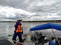 Спасатели, инспекторы ГИМС, полиция, сотрудники рыбнадзора и продолжают патрулирование реки Волга (фото №2).