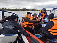 Спасатели, инспекторы ГИМС, полиция, сотрудники рыбнадзора и продолжают патрулирование реки Волга (фото №1).