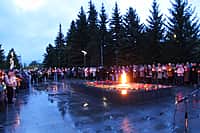 К акции «Зажги свечу памяти» присоединились накануне жители и гости города Канаша (фото №3).