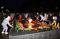 К акции «Зажги свечу памяти» присоединились накануне жители и гости города Канаша (фото №2).